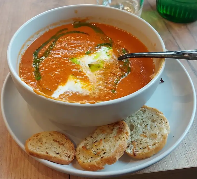 Zupa dnia z grzankami