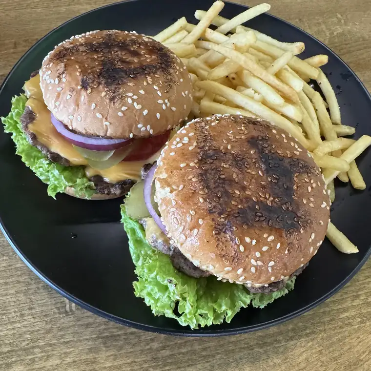 Smash burger z frytkami — zdjęcie gościa